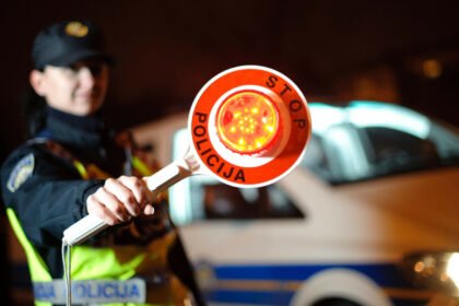 Pijan se zabio u automobil iz suprotnog smjera pa pobjegao