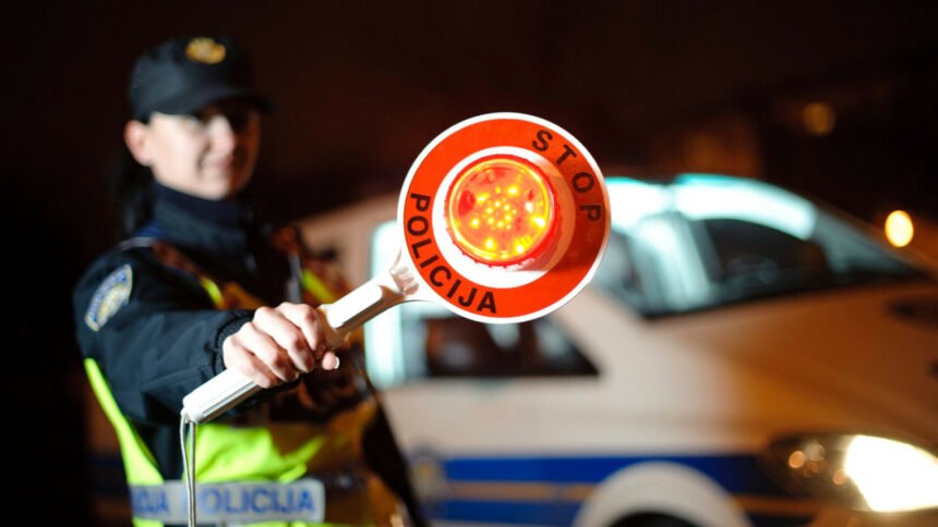 Pijan se zabio u automobil iz suprotnog smjera pa pobjegao