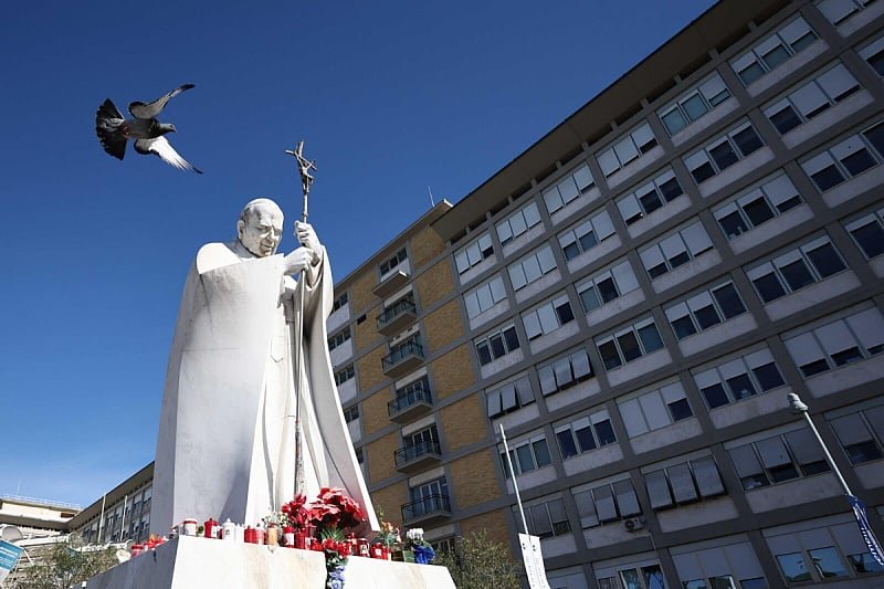 Papa Franjo van životne opasnosti, ali nije u potpunosti izliječen