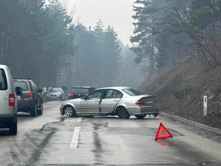 Nesreća na putu Banovići – Živinice, vozač BMW-a sletio sa puta pa udario u zemlju
