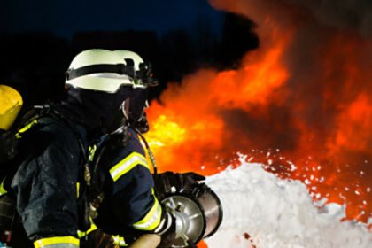 Kaos na dočeku: Izgorjeli automobili, vatrogasce gađali kamenjem i Molotovljevim koktelima