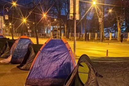 NOĆ PRIJE PRESUDE: Dio učesnika Dodikovog mitinga će prespavati u šatorima (FOTO/VIDEO)