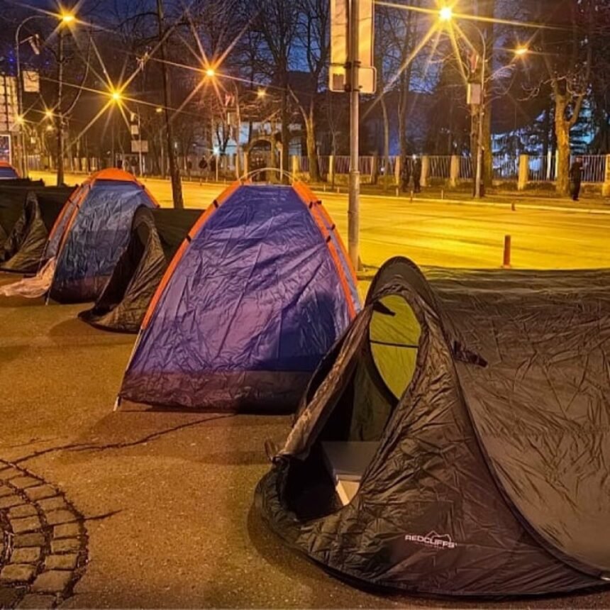 NOĆ PRIJE PRESUDE: Dio učesnika Dodikovog mitinga će prespavati u šatorima (FOTO/VIDEO)