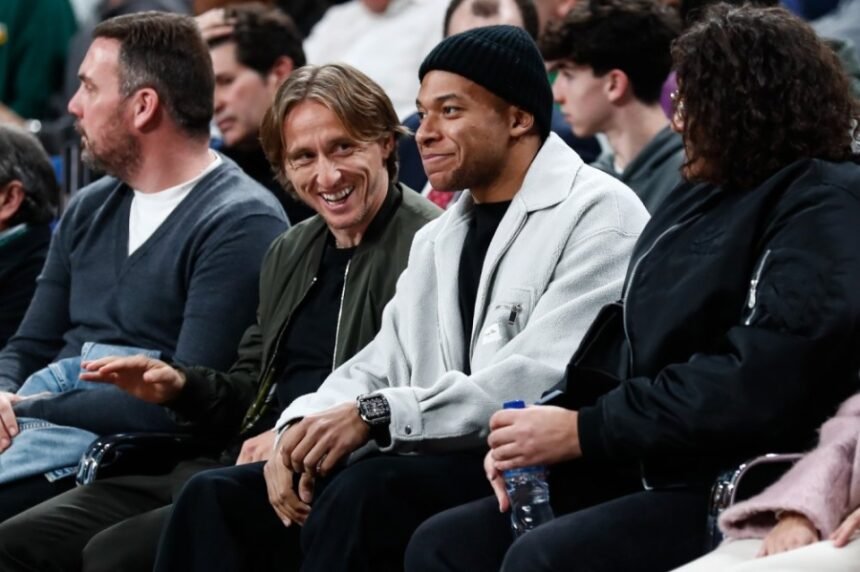 FUDBALSKE ZVIJEZDE U PRVOM REDU: Modrić i Mbappe gledali kako su Musa, Hezonja i drugovi pobijedili Barcelonu