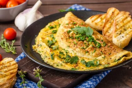 Omlet sa rasponima i biljem: brz i zdrav doručak!