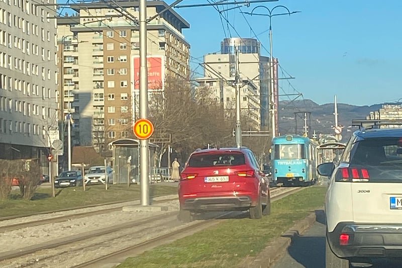 Automobilom vozio preko tramvajskih šina na Otoci