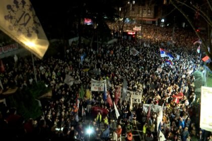 Protest dijela radnika RTS-a, građana i studenata ispred zgrade u Takovskoj