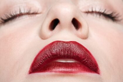 Kako postići lip blush makeup kod kuće, po ugledu na popularnu polutrajnu šminku za usne?