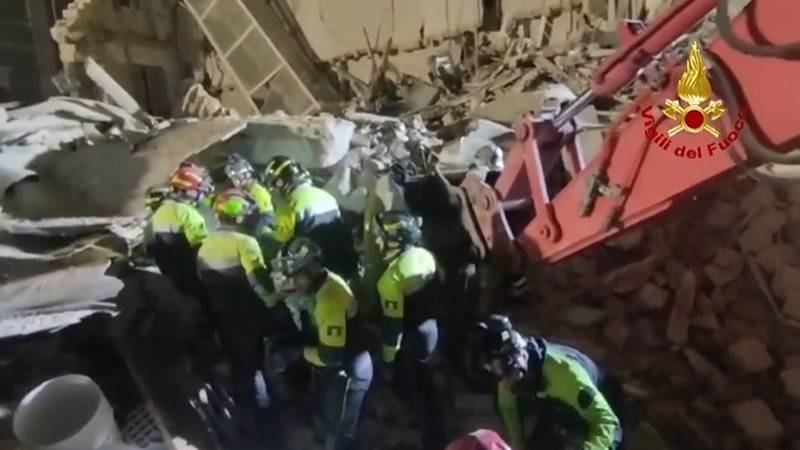 VIDEO Čudo u Italiji: Na ženu (74) se urušila peterokatnica, izvukli su je živu iz ruševina!