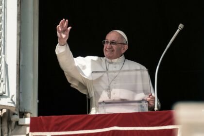 Papa Franjo snimio poruku zahvale: Evo što je poručio vjernicima koji mole za njega