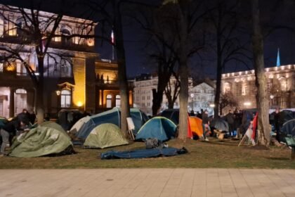 Studenti koji žele pohađati časove prikupljeni su ispred predsjedništva Srbije