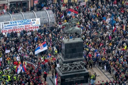 Hiljade protestiraju u Srbiji da poštuju žrtve katastrofe železničke stanice