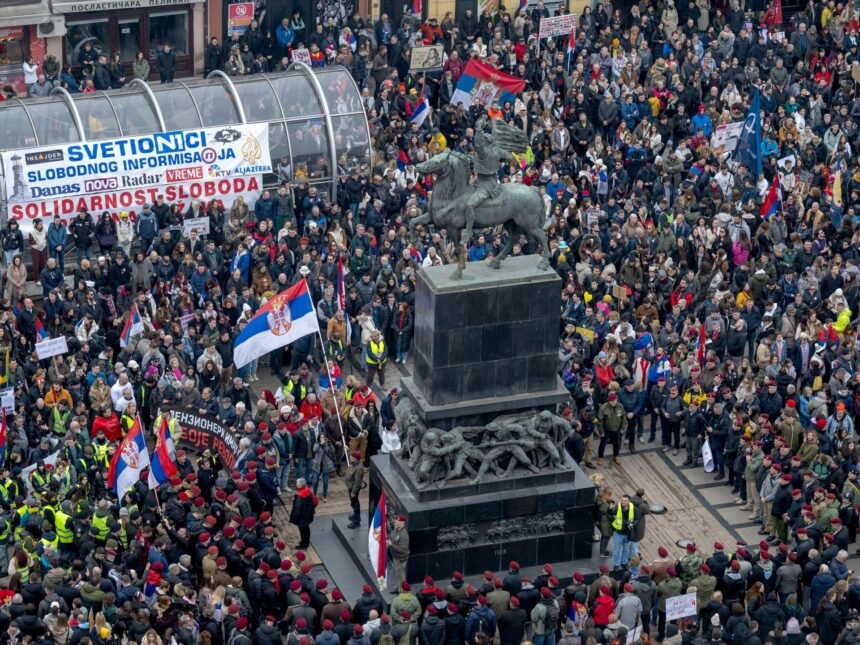 Hiljade protestiraju u Srbiji da poštuju žrtve katastrofe železničke stanice