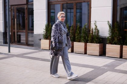 7 prolećnih autfita sa patikama savršenih za žene u pedesetim