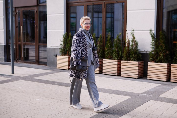 7 prolećnih autfita sa patikama savršenih za žene u pedesetim