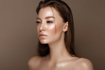 „Uljana koža“: Novi trend koji zamenjuje glaziran makeup efekat