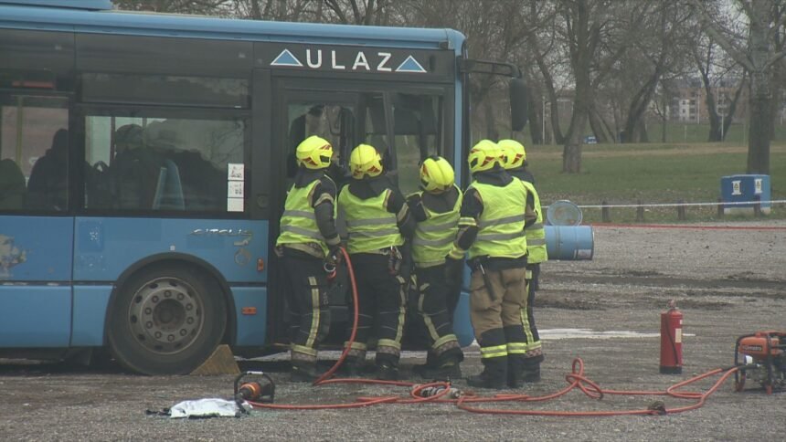FOTO/VIDEO Uslijed moždanog udara vozača, autobus je izletio s prometnice i počeo gorjeti! Pogledajte o čemu se radi