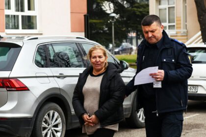 FOTO Na slobodi žena koja je ostavljala djecu u kući strave u Brčkom: “Dala sam ih na čuvanje za 300 eura, imam 108 unučadi…”