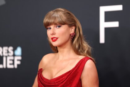 Prepoznatljiva nijansa crvenog Carmina Taylor Swift, sada je dostupna kao lak za nokte