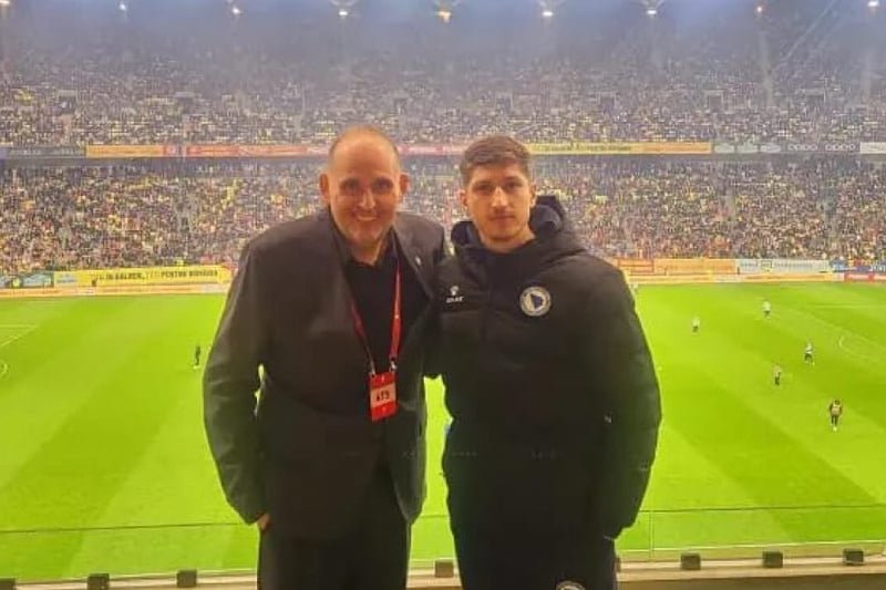 Janelt je uz Zmajeve u kvalifikacijama, u opremi reprezentacije je gledao duel u Rumuniji