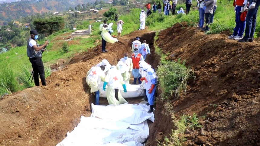 Video: Crveni krst sahrani 18 tijela u masovnoj grobnici usled bukavu sukobi