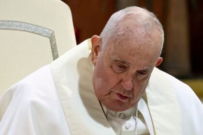 Papa Francis ima pneumoniju u oba pluća, kaže Vatikan