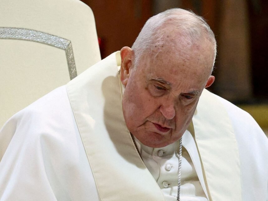 Papa Francis ima pneumoniju u oba pluća, kaže Vatikan