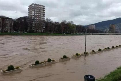 PRIJETE POPLAVE: Stanje prirodne nesreće u Kaknju, evakuacija u Olovu, u Visokom strahuju od novih padavina