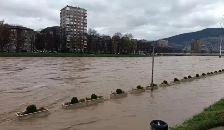 PRIJETE POPLAVE: Stanje prirodne nesreće u Kaknju, evakuacija u Olovu, u Visokom strahuju od novih padavina
