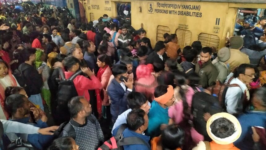 Djeca među 15 ubijena u srušinju na Željezničkoj stanici New Delhi u Indiji