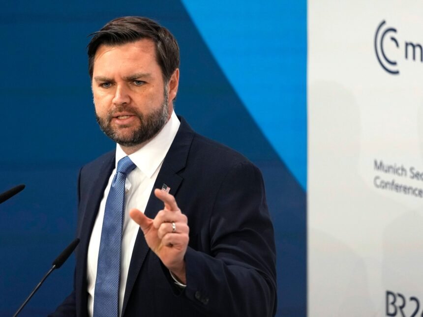 Vances Slams Europe na slobodnom govoru, migraciju u prvom međunarodnom govoru