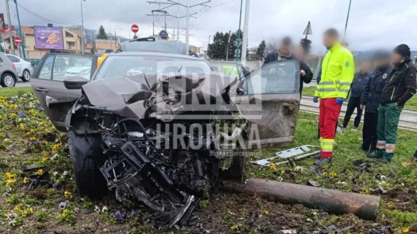 (VIDEO) Teška nesreća na Ilidži: Škodom udario u stub, dvije osobe povrijeđene