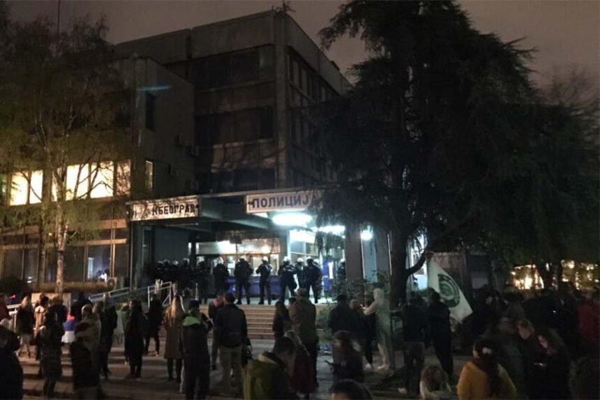 DRAMA NA SKUPU VUČIĆEVOG SNS-a: Građani izašli na ulicu i blokirali izlaze, policija uhapsila dvije osobe…