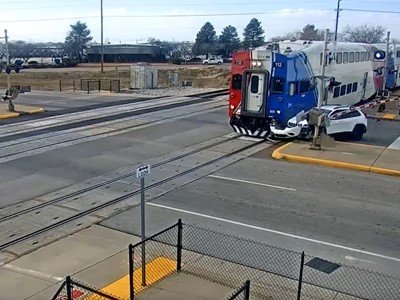 Snimljen šokantan trenutak: vozač Jeepa napustio automobil netom prije naleta vlaka