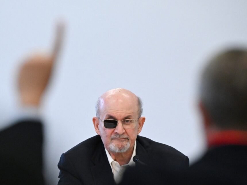 “Vrištanje zbog bola”: Salman Rushdie prepričava ubod na suđenju