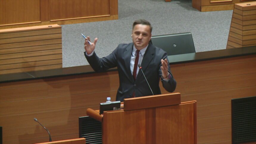 Njegov govor raskrinkao je truli sustav: “Gleda te dijete koje je sa sobom ponijelo torbu punu rana. Ovo nije dovoljno!”