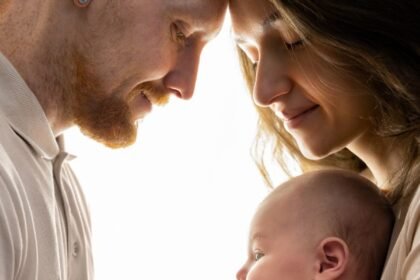 Ljubav posle bebe: Kako se ponovo povezati sa partnerom posle porođaja? Vodič za nove roditelje