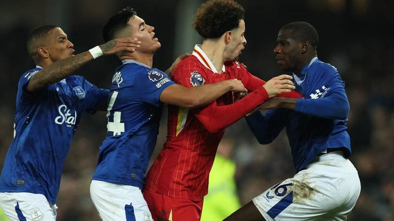 FOTO Kaotičan kraj Merseyside derbija: Igrači se potukli, sudac pokazao čak tri crvena kartona!