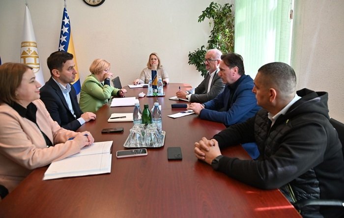 Ministar Hrnjić razgovarao s načelnikom Seferovićem i poljoprivrednim proizvođačima Sanskog Mosta