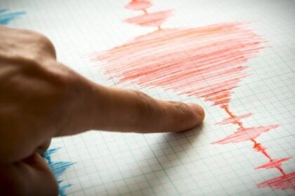 Poslušajte reakciju iskusnog voditelja na potres: Je’l ovo sada trese? Bome, potres…