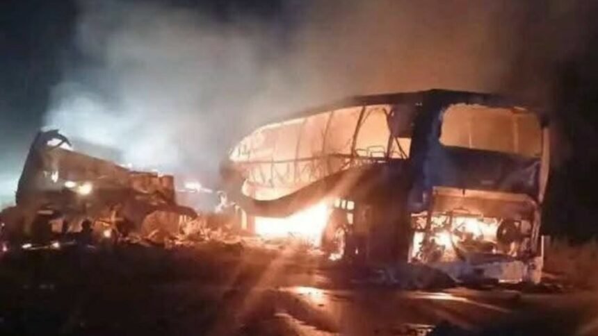 FOTO Više od 40 ljudi poginulo u stravičnoj prometnoj nesreći: Od autobusa je ostao samo metalni okvir