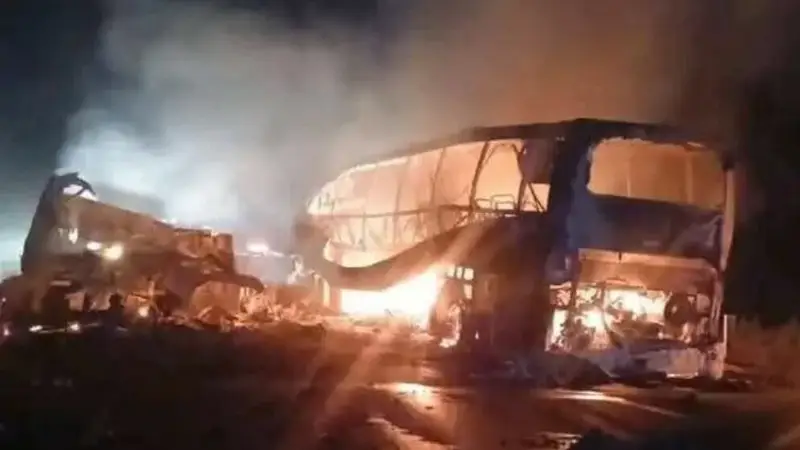 Više od 40 mrtvih u stravičnoj nesreći u Meksiku. Od autobusa ostao samo metalni okvir…