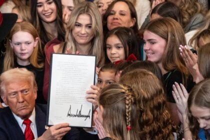 Trump potpisuje nalog za baru preko žena i djevojčica iz ženskih sportova