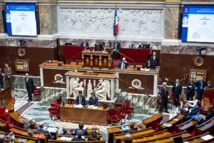 Francuska vlada preživjela je dva glasanja o povjerenju