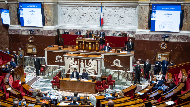Francuska vlada preživjela je dva glasanja o povjerenju