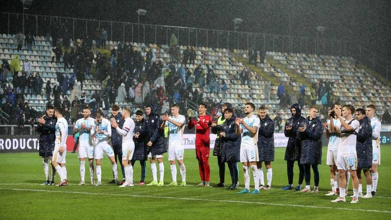 Navijači Rijeke: ‘Još malo pa će zaigrati vozač autobusa. Oružar može na desni bok, u formi je’