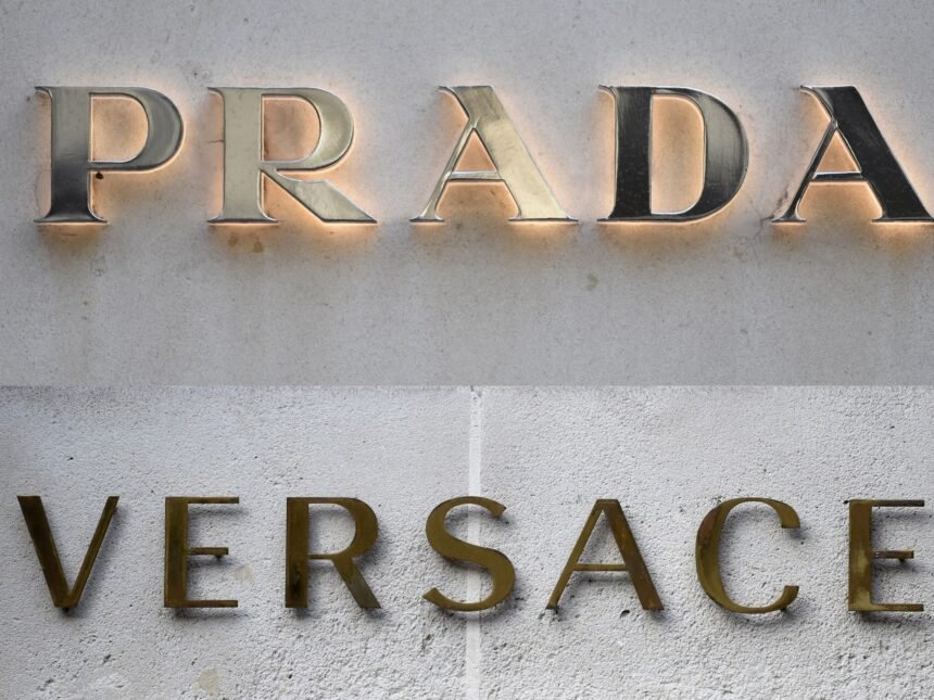 Prada stječe rival Versace za 1,4 milijarde dolara uprkos tarifnoj nesigurnosti