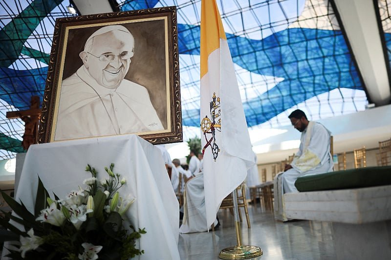 Vatikan: Papa Franjo preminuo je od moždanog udara i zatajenja srca