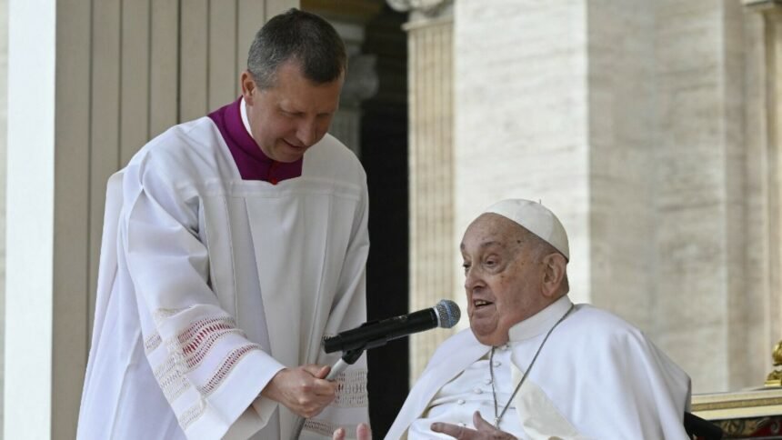 Papa Franjo neočekivano se pojavio na Trgu svetoga Petra: Stigao u kolicima i pozdravio vjernike