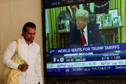 Trumpova tarifa za 10 posto stupa na snagu, podižući strahove od globalnog trgovinskog rata